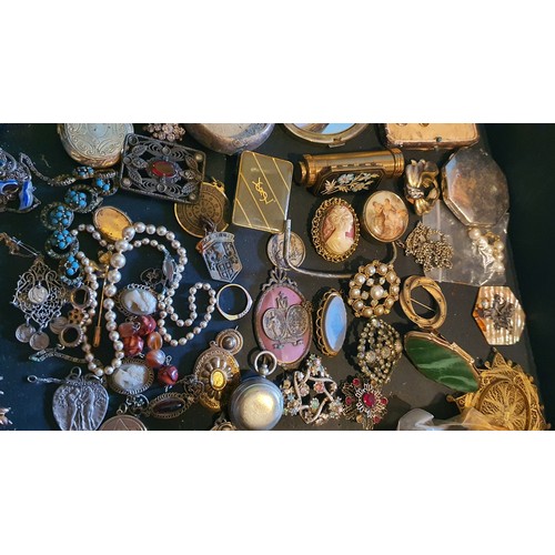 217 - A tray containing a good selection of vintage jewellery etc, Unsorted house clearance items includin... 