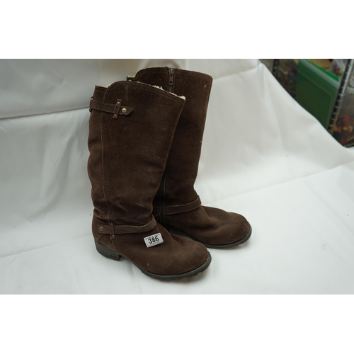 233 - Pair of Size 8.5 Genuine Ugg Boots