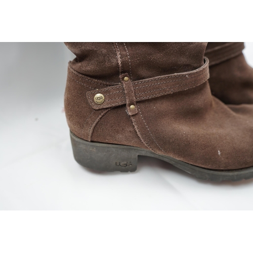 233 - Pair of Size 8.5 Genuine Ugg Boots