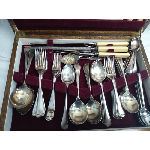 91 - Vintage Oak Cased Ryals Silver Plate Cutlery Set