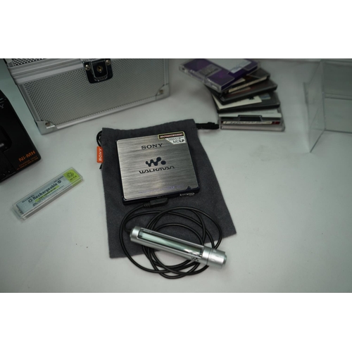 187 - Sony MZ-E900 Mini Disc Player in Case with discs