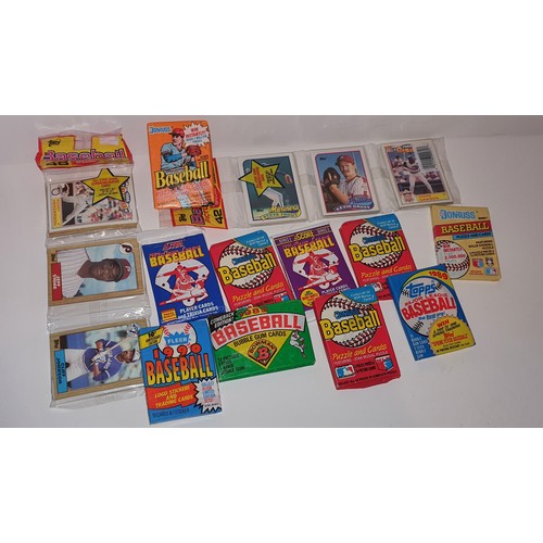 21 - Tray containing vintage sealed packs of baseball trading cards