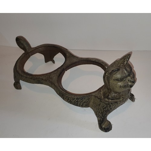31 - A old cast iron cat bowl holder