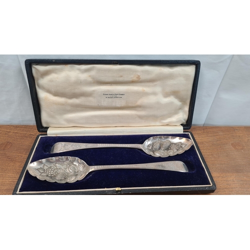 141 - Pair of Georgian Berry Spoons in Original Case (110g)