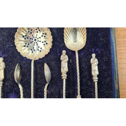 157 - Cased Set of Hallmarked Silver Apostle Spoons with Sugar Nips and Sifter. Birmingham 1900. (63g)
