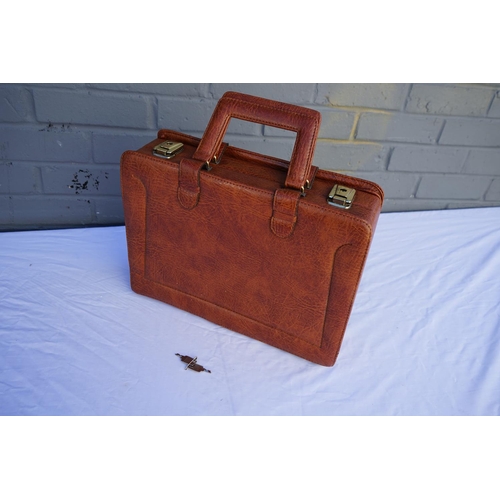 830 - Vintage Tan Leather Case