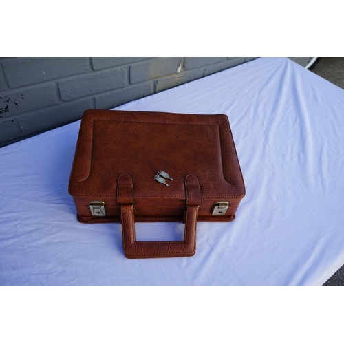 830 - Vintage Tan Leather Case