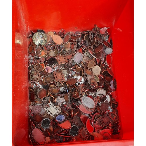 23 - Tray containing jewellery making items - hundreds of attractive pieces