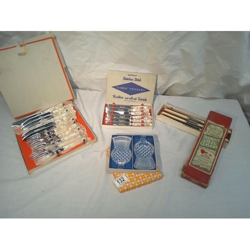 132 - Good lot of vintage boxed cutlery and other table items