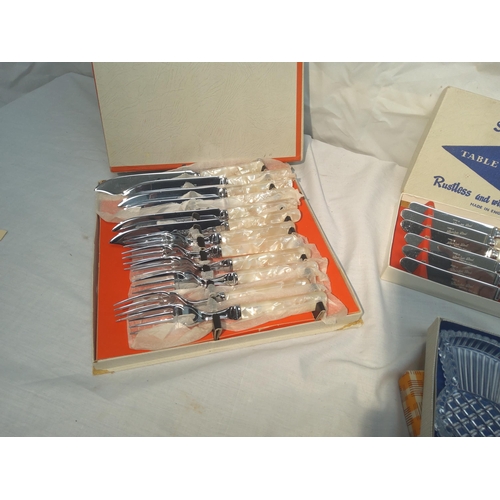 132 - Good lot of vintage boxed cutlery and other table items