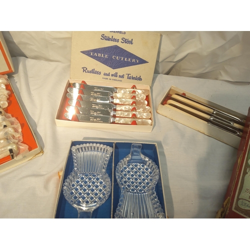 132 - Good lot of vintage boxed cutlery and other table items