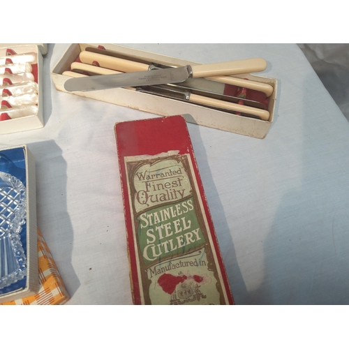 132 - Good lot of vintage boxed cutlery and other table items