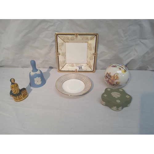 94 - A group of collectables to include Wedgwood Jasperware plus others