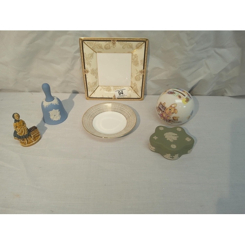 94 - A group of collectables to include Wedgwood Jasperware plus others