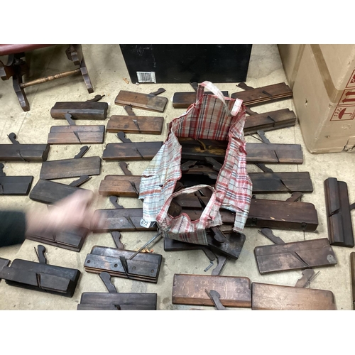 672 - Very Large Quantity of Vintage Wooden Planes