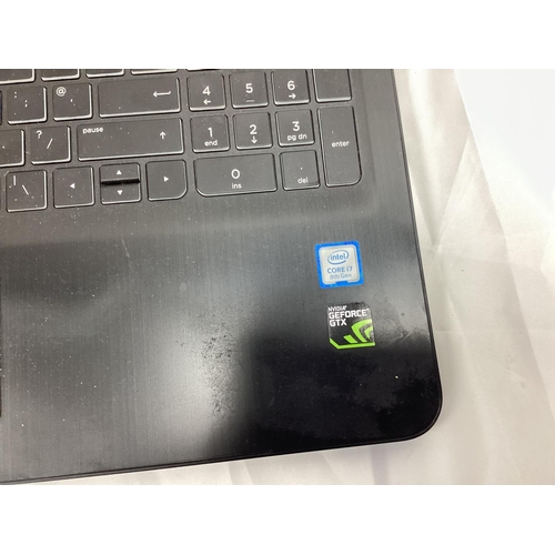 702 - HP RTL8822BE I7 Laptop with Charger