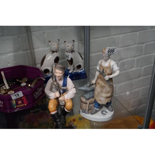 699 - Pair of Vintage Figurines