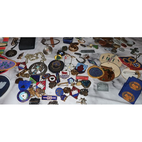 124 - Good selection of interesting small items / Curios - House clearance finds - Watches, Pin Badges, Po... 