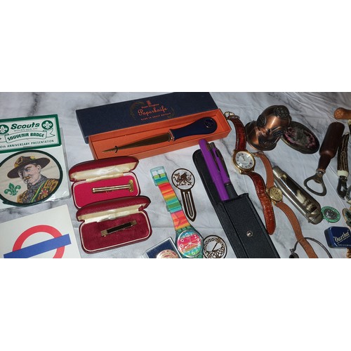 124 - Good selection of interesting small items / Curios - House clearance finds - Watches, Pin Badges, Po... 