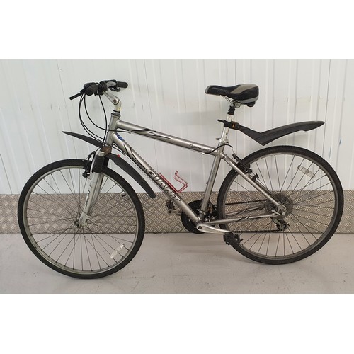 81 - Giant Men's Mountain Bike - Cypress 6061