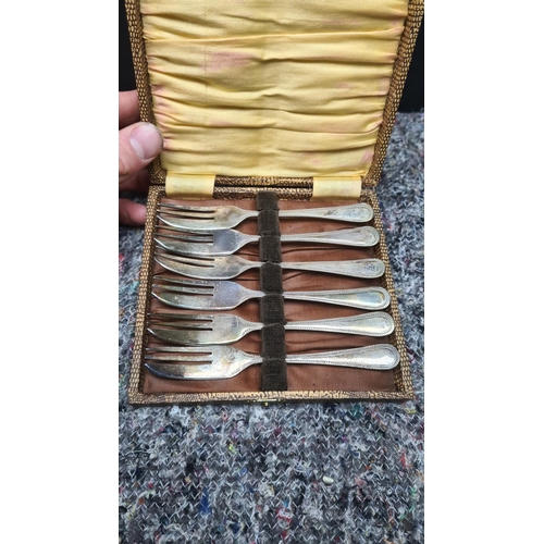 135 - Cased Set of Edwardian EPNS Cake Forks