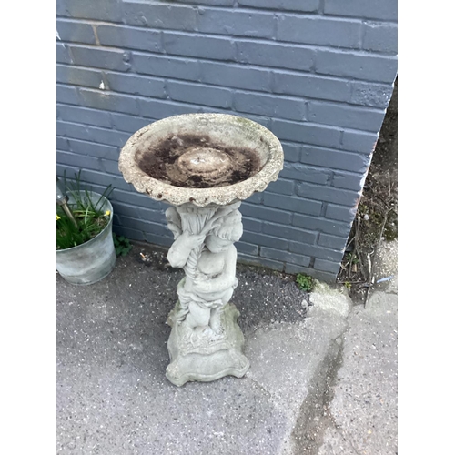 928 - Good Quality Concrete Bird Bath