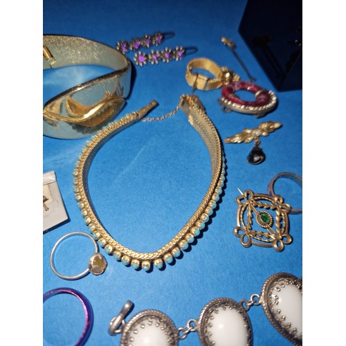 47 - Selection of unsorted house clearance vintage jewellery etc.