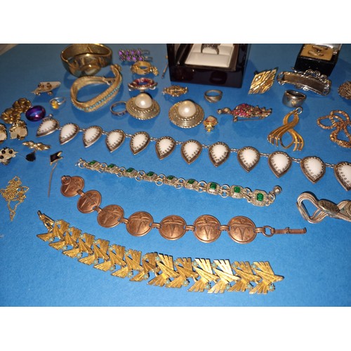 47 - Selection of unsorted house clearance vintage jewellery etc.