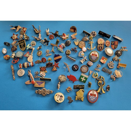 45 - Old wooden box containing a large selection of vintage pin badges etc.