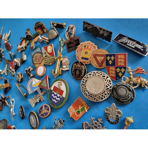 45 - Old wooden box containing a large selection of vintage pin badges etc.