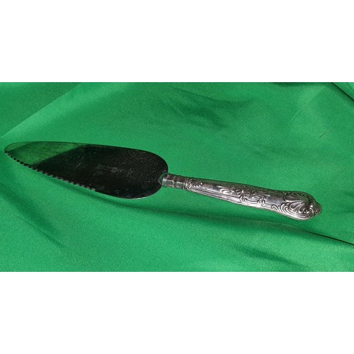 18 - Silver cake slice server