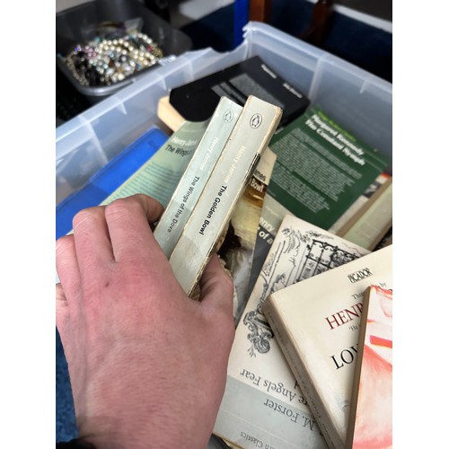 501 - Crate Containing a Large Quantity of Vintage Penguin Books etc