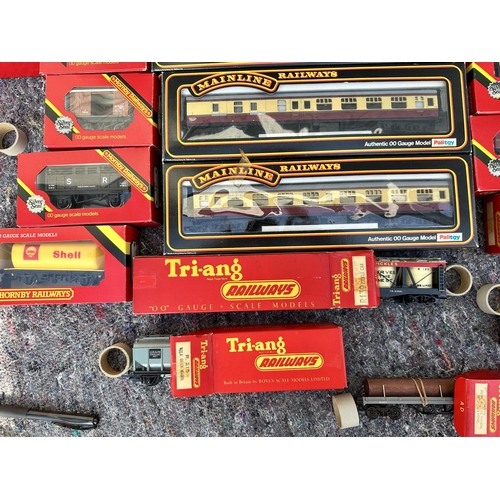 517 - Lot of Hornby Mint and Boxed Hornby, Triang, Lima etc Locomotive and Carriages