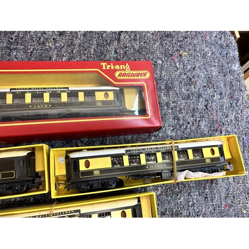 586 - Triang Railways South Wales Pullman Set (Boxed)