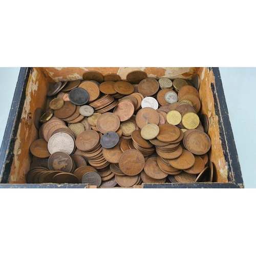 21 - Vintage box containing a large quantity of old coins