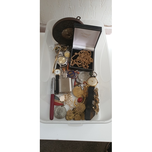 100 - Small box containing various small items / curios including Coins, medals, Jewellery etc. Unsorted h... 