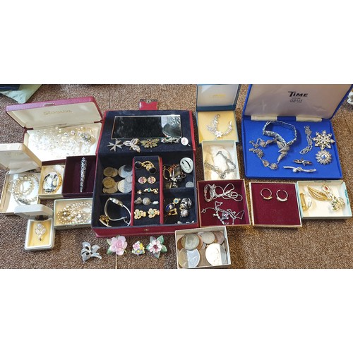 71 - Mixed lot of Jewellery including rings, pins, necklaces, chains etc. unsorted house clearance lot