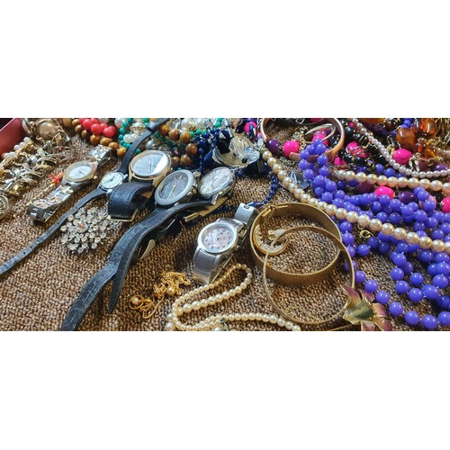 91 - Mixed lot of vintage costume jewellery / Watches etc unsorted house clearance lot