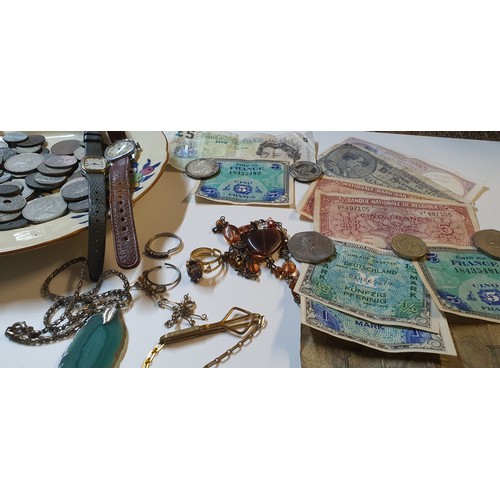 93 - Lot of coins and bank notes - vintage and world etc plus some jewellery items.