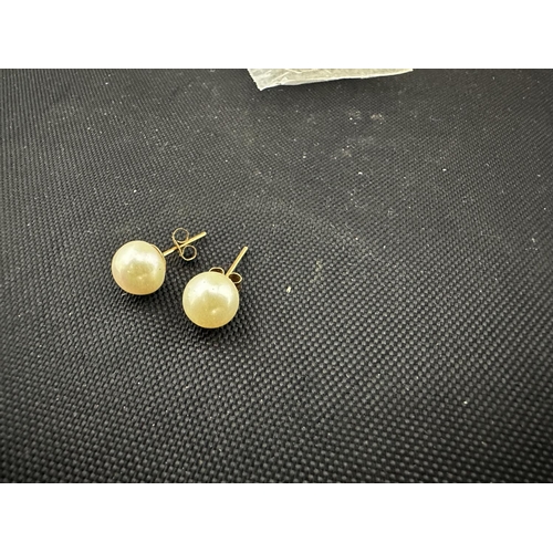 16 - Pair of 9ct Gold and Pearl Earrings (1.57g)