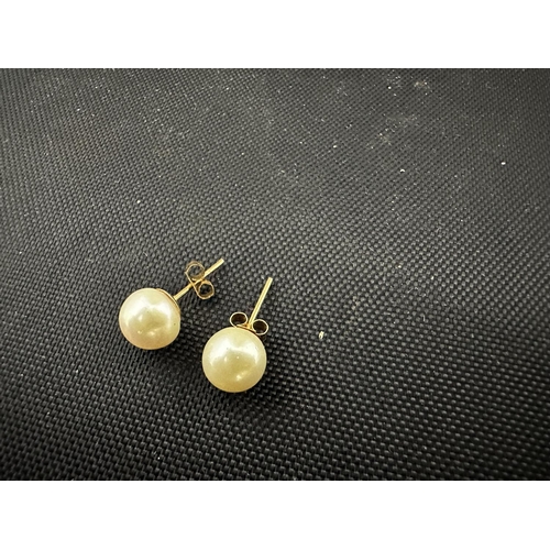 16 - Pair of 9ct Gold and Pearl Earrings (1.57g)