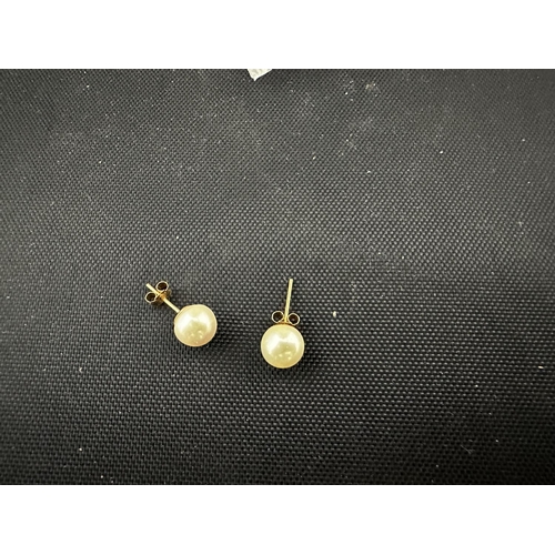 16 - Pair of 9ct Gold and Pearl Earrings (1.57g)