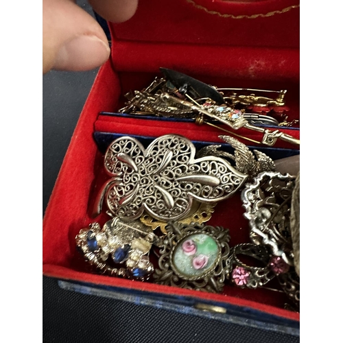 26 - Box Containing Assorted Vintage Brooches etc