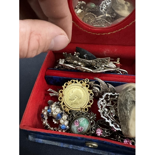 26 - Box Containing Assorted Vintage Brooches etc