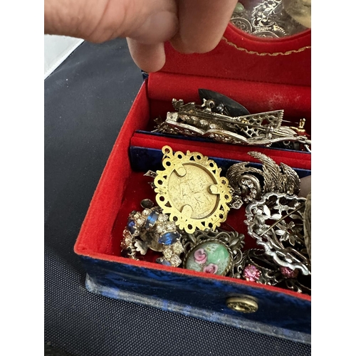 26 - Box Containing Assorted Vintage Brooches etc