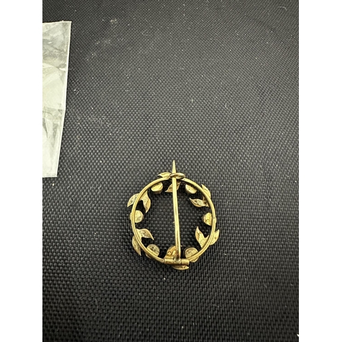 52 - 9ct Gold Laurel Wreath Brooch