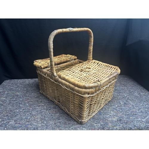 448 - Vintage Wicker Picnic Basket