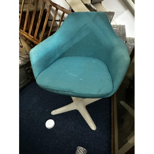 407E - Vintage Mid Century Swivel Chair