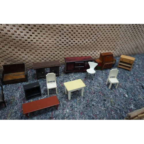 661 - Mixed Lot of Dolls House Furniture etc