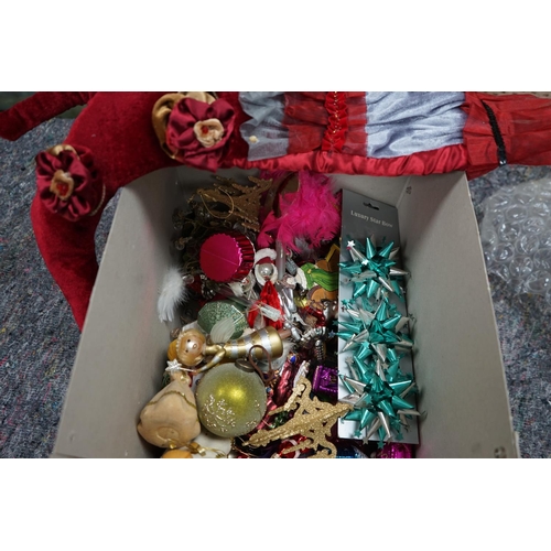 666 - Good Lot of Vintage & Modern Christmas Decorations